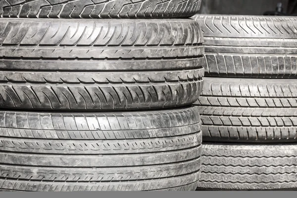 Montón de neumáticos viejos — Foto de Stock