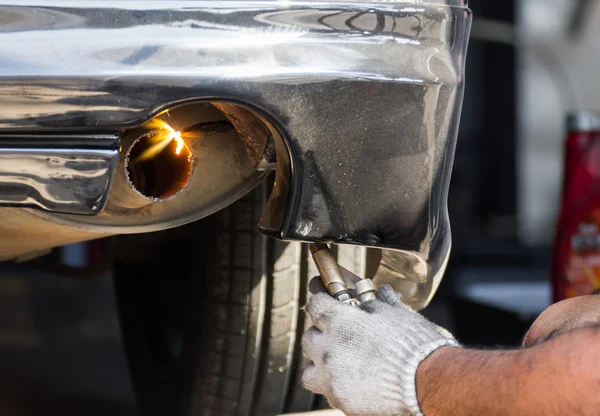 Repairing exhaust pipe — Stock Photo, Image