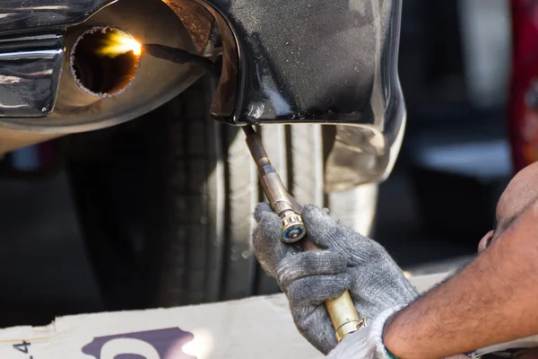 Repairing exhaust pipe — Stock Photo, Image