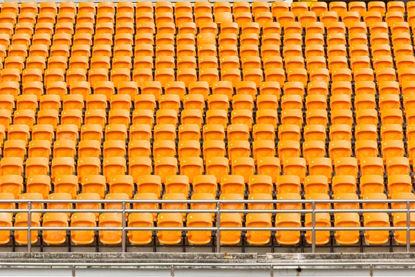 Rijen van lege plastic stadion stoelen — Stockfoto