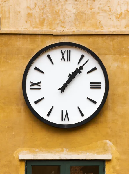 Vintage clock on wall — Stock Photo, Image