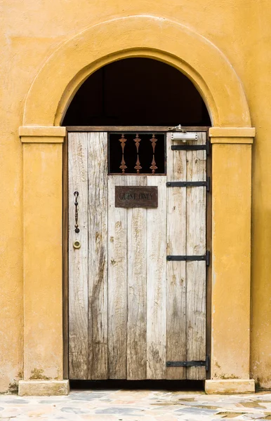 Закрытая дверь деревянная — стоковое фото