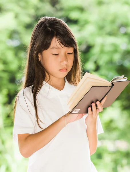 Asiatisk tjej läsa bok — Stockfoto