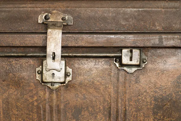 Vergrendelen van een oude metalen kist close-up — Stockfoto