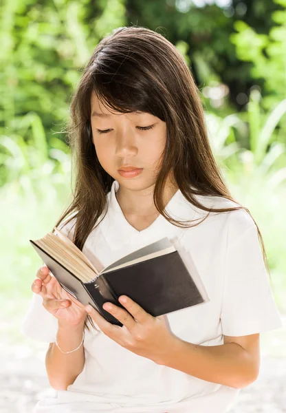 Asiatisches Mädchen liest Buch — Stockfoto