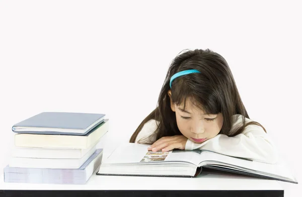 Junge Studentin liest das Buch — Stockfoto