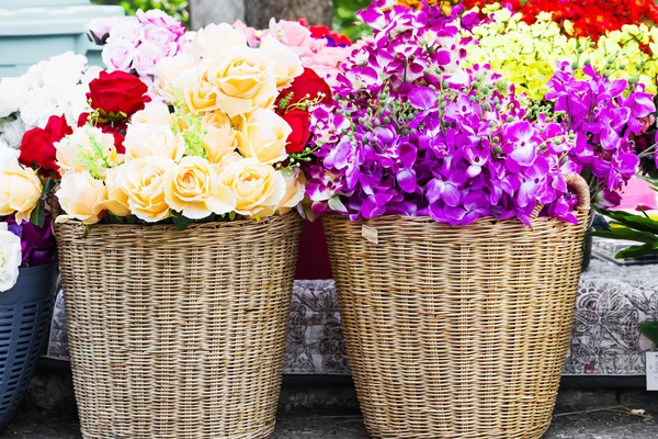 Fake fabric roses in basket — Stock Photo, Image