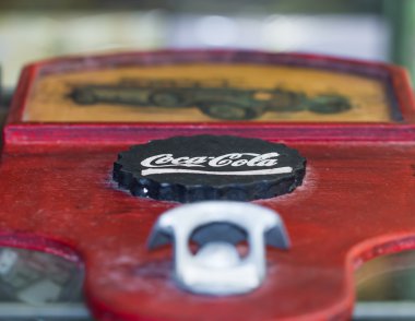 şişe açacağı coca cola logosu