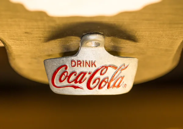 Şişe açacağı coca cola logosu — Stok fotoğraf