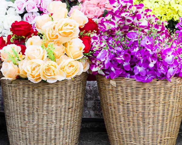 Rosas de tecido falso na cesta — Fotografia de Stock
