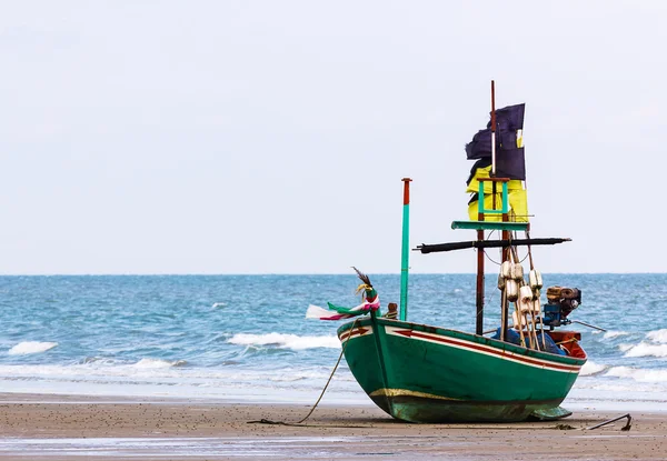 Barco de pesca na praia — Fotografia de Stock