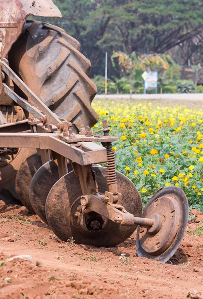 Traktor i blomma trädgård — Stockfoto