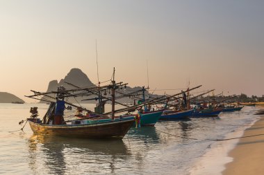 Sahildeki balıkçı trol
