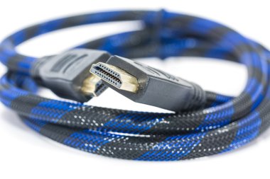 HDMI kablosu beyaz zemin üzerine