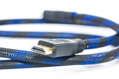 HDMI kablosu beyaz zemin üzerine
