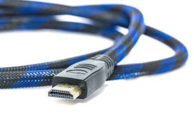 HDMI kablosu beyaz zemin üzerine