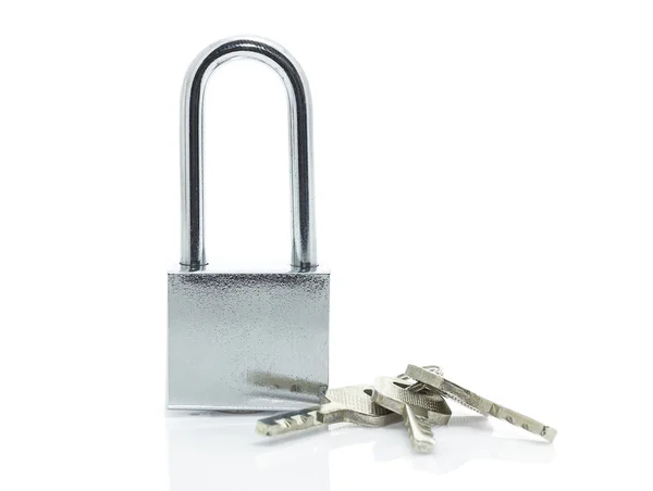 Cadeado com três chaves no fundo branco — Fotografia de Stock