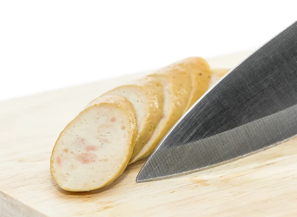 Колбаса с ножом над разделочной доской — стоковое фото