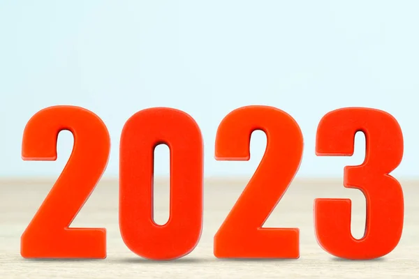 Снимок Номера 2023 Красного Пластика Нового Года Столе Копировальным Местом — стоковое фото