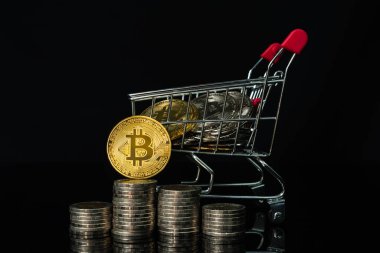 Bitcoin para ve sikkeyi siyah arka planlı alışveriş arabasında kapat