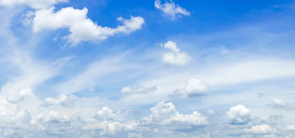 Panorama Fluffiga Moln Den Blå Himlen Panorama Fluffiga Moln Mot — Stockfoto