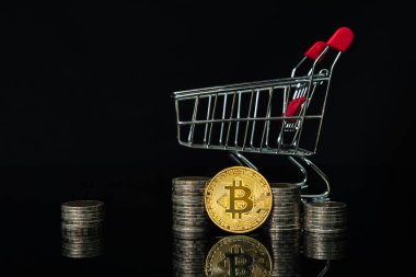 Bitcoin para ve sikkeyi siyah arka planlı alışveriş arabasında kapat