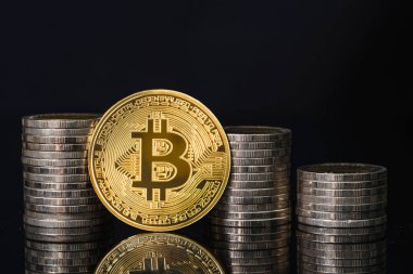 Bitcoin şifreleme dijital bit para birimi konsepti, Bitcoin ile altın paralar ve siyah arka planda cionlar