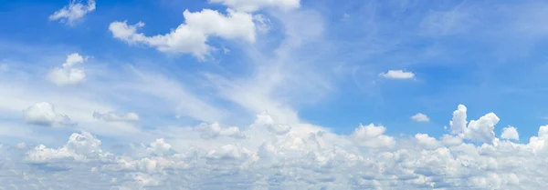 Panorama Nubes Esponjosas Cielo Azul Panorámicas Nubes Esponjosas Contra Cielo — Foto de Stock