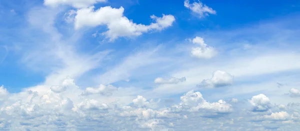 Panoramatické Nadýchané Mraky Proti Modré Obloze Panorama Nadýchané Mraky Modré — Stock fotografie