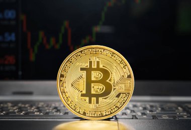 Klavye bilgisayarında Bitcoin para var. Döviz piyasası fiyat grafiğiyle Bitcoin şifreli para birimini kapat