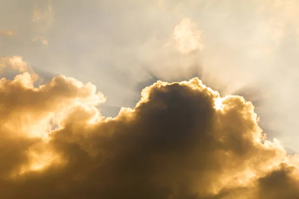 Solnedgång Med Fluffiga Moln Skymningen Himmel Solljus Med Dramatiskt Moln — Stockfoto