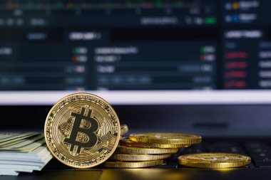 Bitcoins para ve klavye bilgisayarında banknotlar. Bitcoin kripto para birimlerini kapat