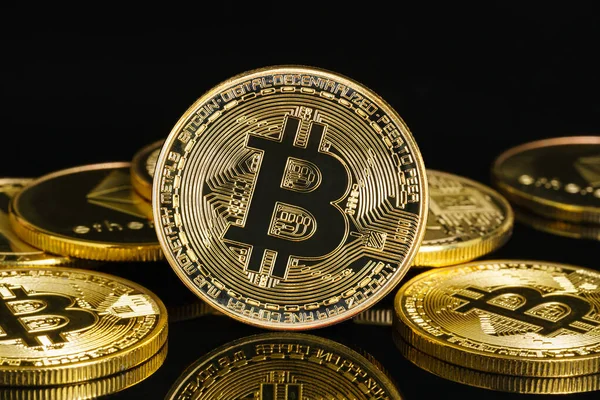 Bitcoin şifreleme dijital bit para BTC para birimi konsepti, Bitcoin sembollü altın paralar siyah zemin