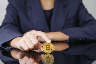 Altın Bitcoin 'e dokunan parmağa yakın plan. Kripto para birimi ve gelecekteki para kavramı