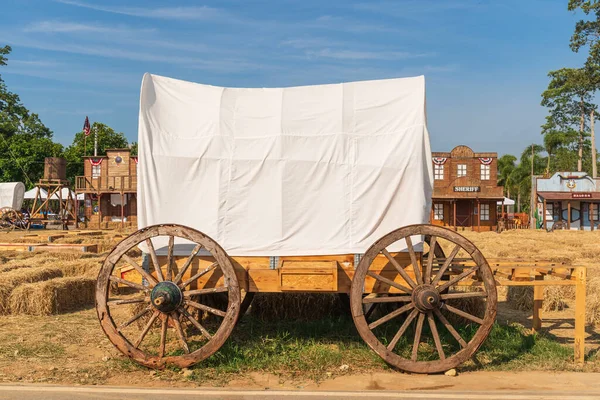 Starożytny Zadaszony Wagon Starym Zachodnim Mieście — Zdjęcie stockowe