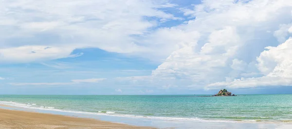 Panoramic nature landscape view of beautiful tropical beach and sea in sunny day — Stock Photo, Image