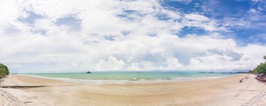 Güneşli bir günde tropik plaj ve denizin panoramik doğa manzarası