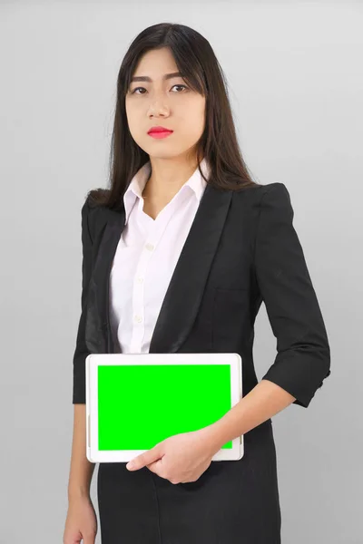 디지탈 태블릿을 아시아 여자들은 배경에 대항하여 모습을 흉내낸다 — 스톡 사진