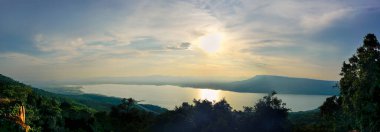 Gökyüzü ve göl ile Panorama günbatımı her zaman saklanır
