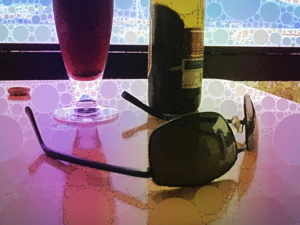 Butelki i szklankę piwa z okulary w okresie letnim — Zdjęcie stockowe