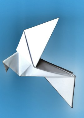 parlayan origami kağıt mavi zemin üzerine kendini atmış.