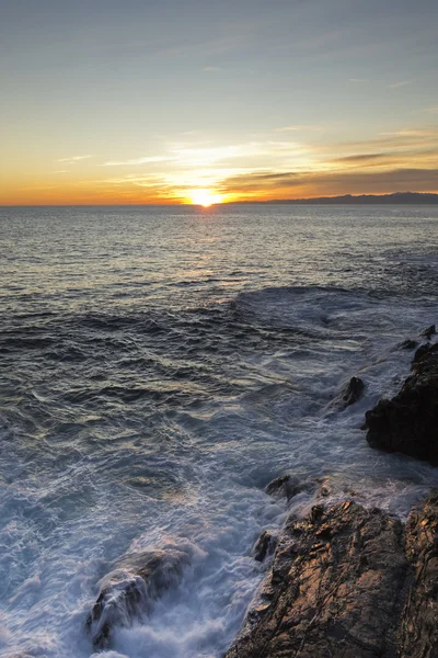 A sziklák az idegek part, naplementekor — Stock Fotó