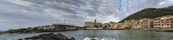 Hermosa ciudad pequeña con un pequeño puerto cerca de Génova, Italia — Foto de Stock