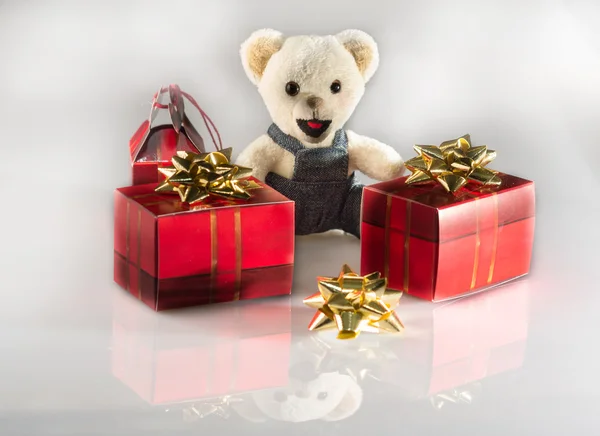 Osito de peluche con regalos de Navidad — Foto de Stock