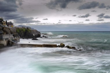 Dördüncü bin dalgalar tarafından dövülmüş kıyıları