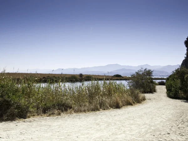 对马里西西里意大利湖泊的黄沙路 — 图库照片