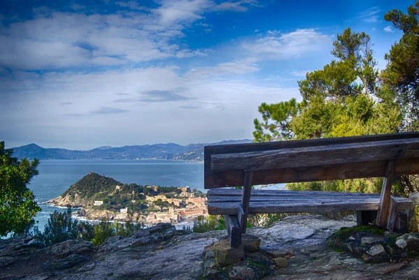 Letecký pohled na sestri levante s jeho charakteristickým poloostrov — Stock fotografie