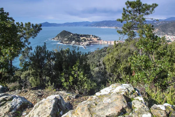 Flygfoto i sestri levante med dess karakteristiska halvön. — Stockfoto