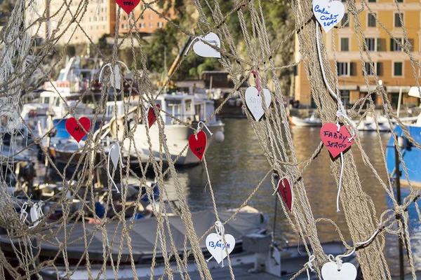 Herzen im Fischernetz — Stockfoto