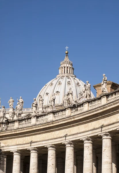 La cúpula de San Pedro en Roma, Italia — Foto de Stock